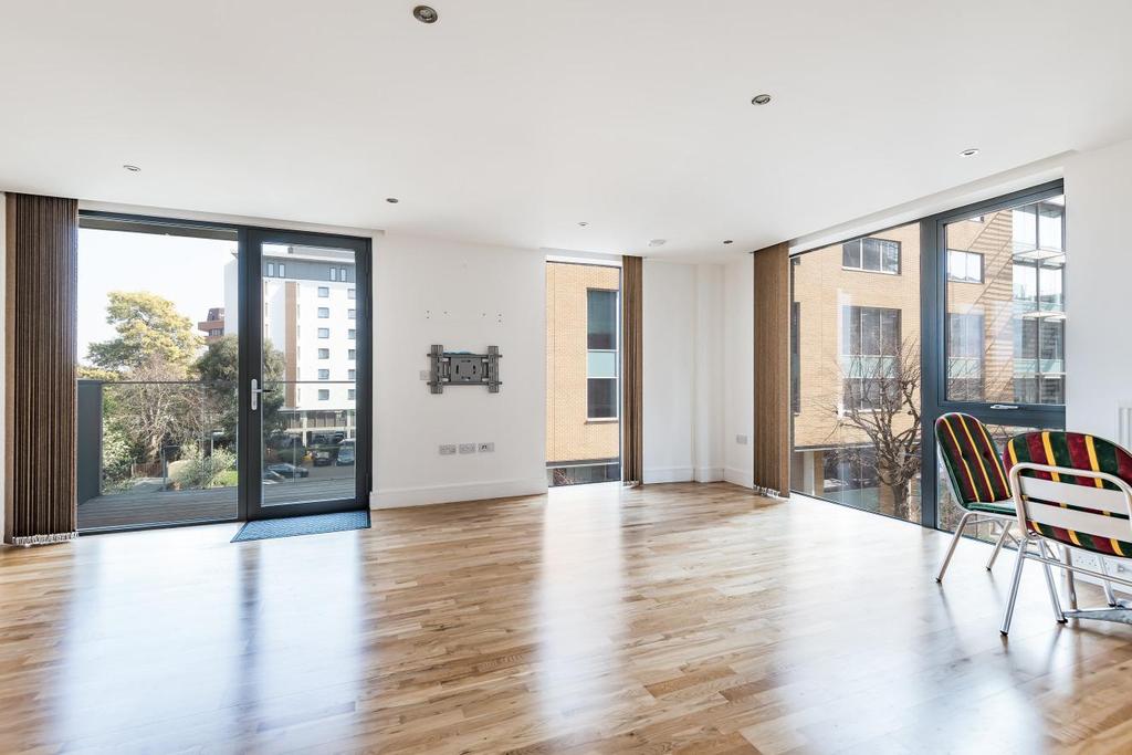 Underhill Gardens, Ealing 3 bed flat £162,500