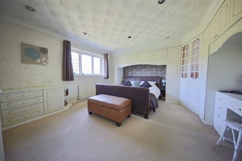 9 Braewood Close, Bury, BL9 7PG