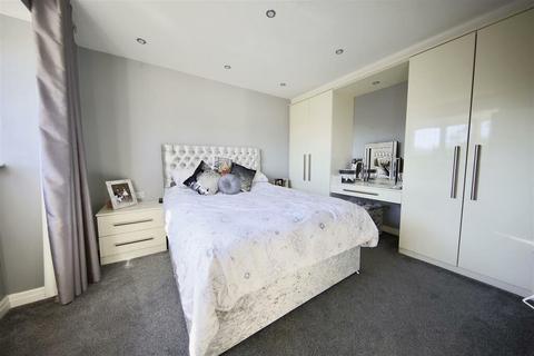 9 Braewood Close, Bury, BL9 7PG