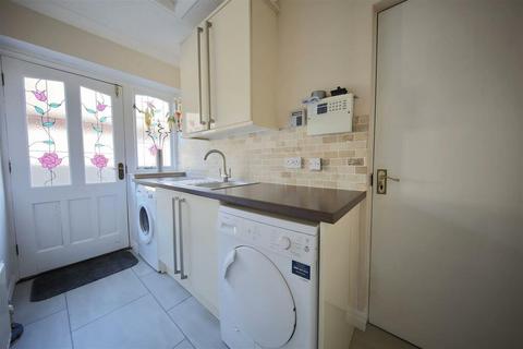 9 Braewood Close, Bury, BL9 7PG