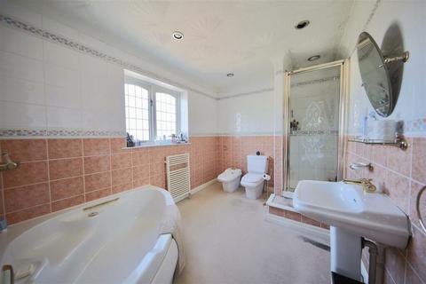 9 Braewood Close, Bury, BL9 7PG