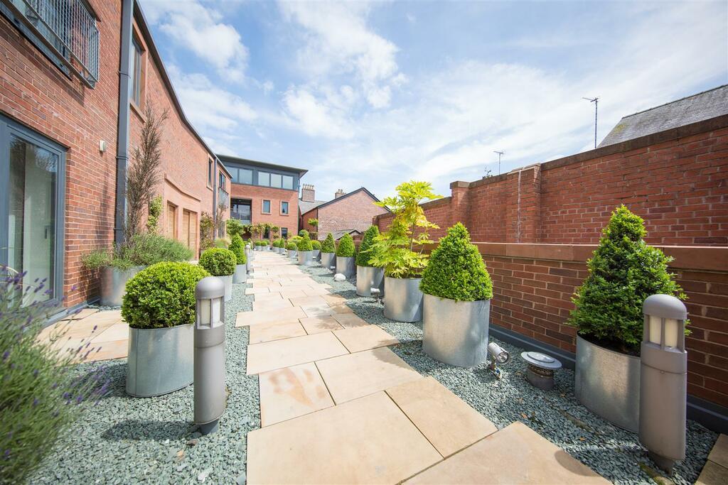 King Street, Knutsford, Cheshire 2 bed flat £450,000