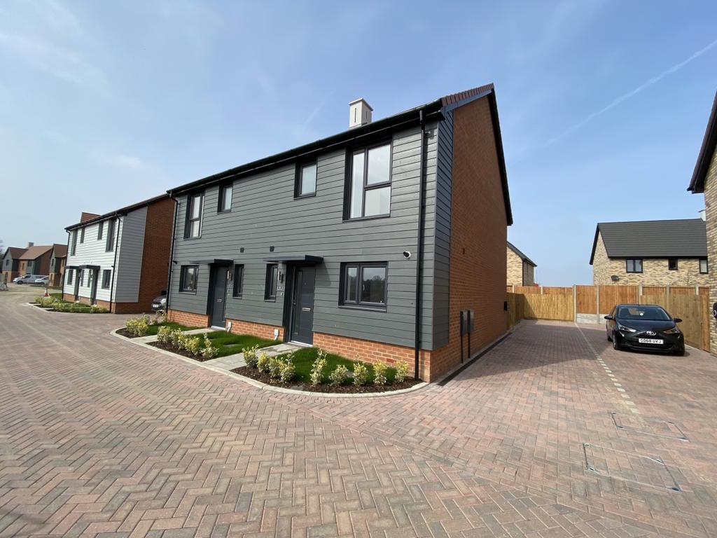 Press House Drive Faversham ME13 3 bed semi-detached house - £1,300 pcm