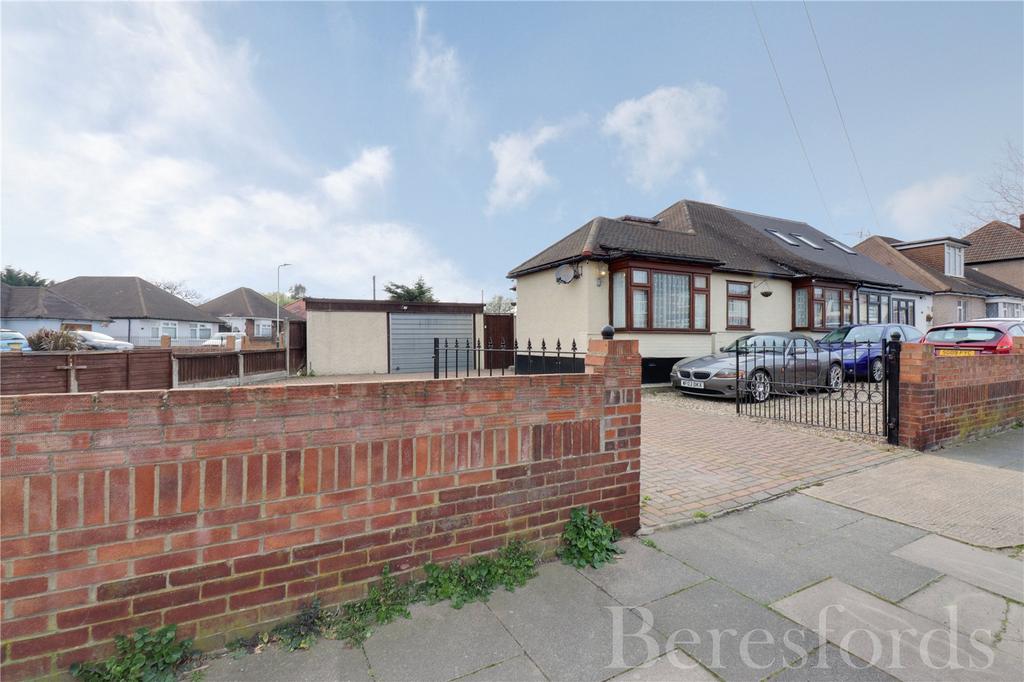 Tennyson Road, Romford, RM3 3 bed bungalow £500,000