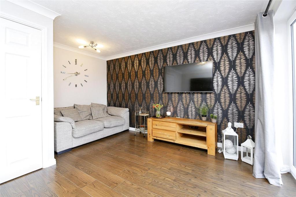 Lyons Gardens, HettonleHole... 3 bed end of terrace house £115,000