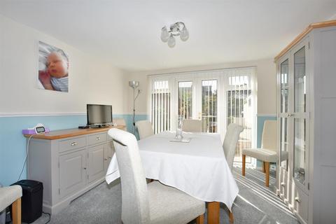 27 Benenden Road, Wainscott, Rochester, ME2 4NX
