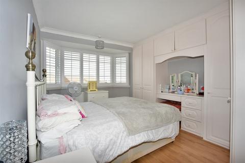 27 Benenden Road, Wainscott, Rochester, ME2 4NX