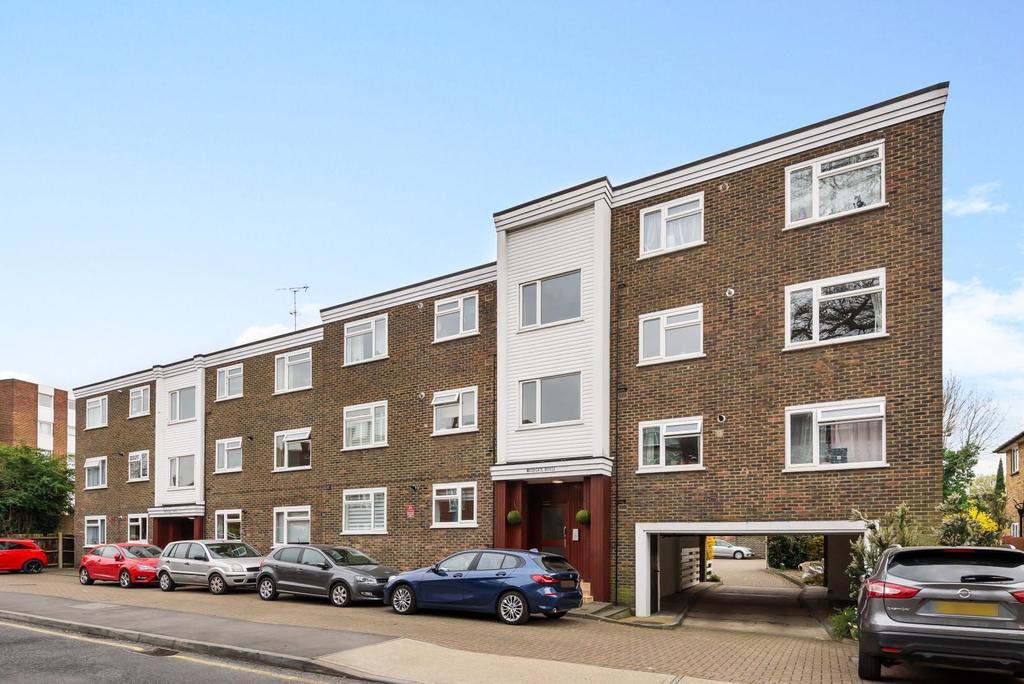 South Bank, Surbiton, KT6 2 bed flat £1,550 pcm (£358 pw)