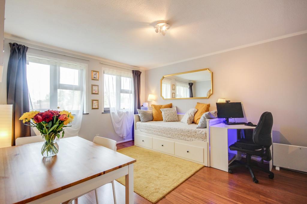 Chisbury Close, Bracknell Studio £170,000