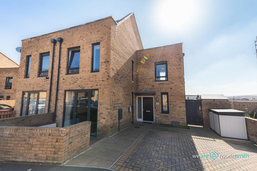 Castle Croft Drive, Sheffield, S2 2BZ... 3 bed semidetached house £