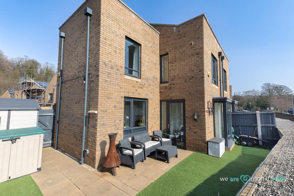 Castle Croft Drive, Sheffield, S2 2BZ... 3 bed semidetached house £