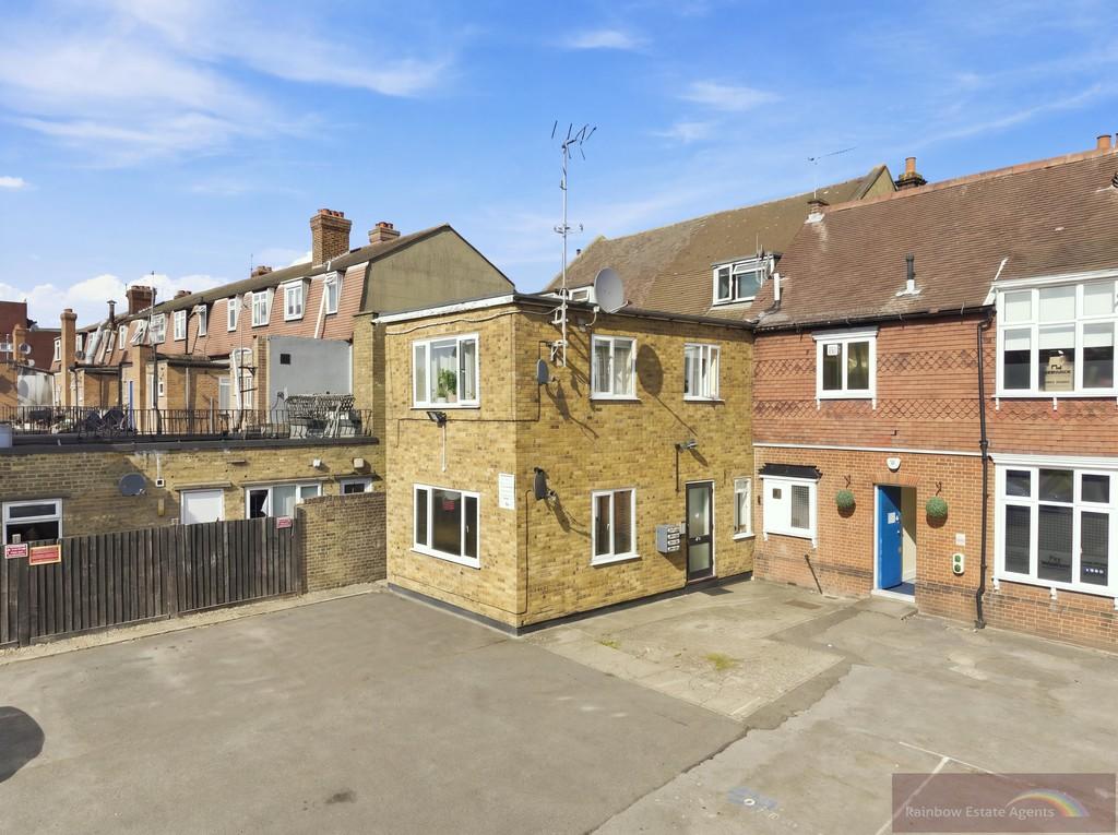 Detached house exterior, driveway