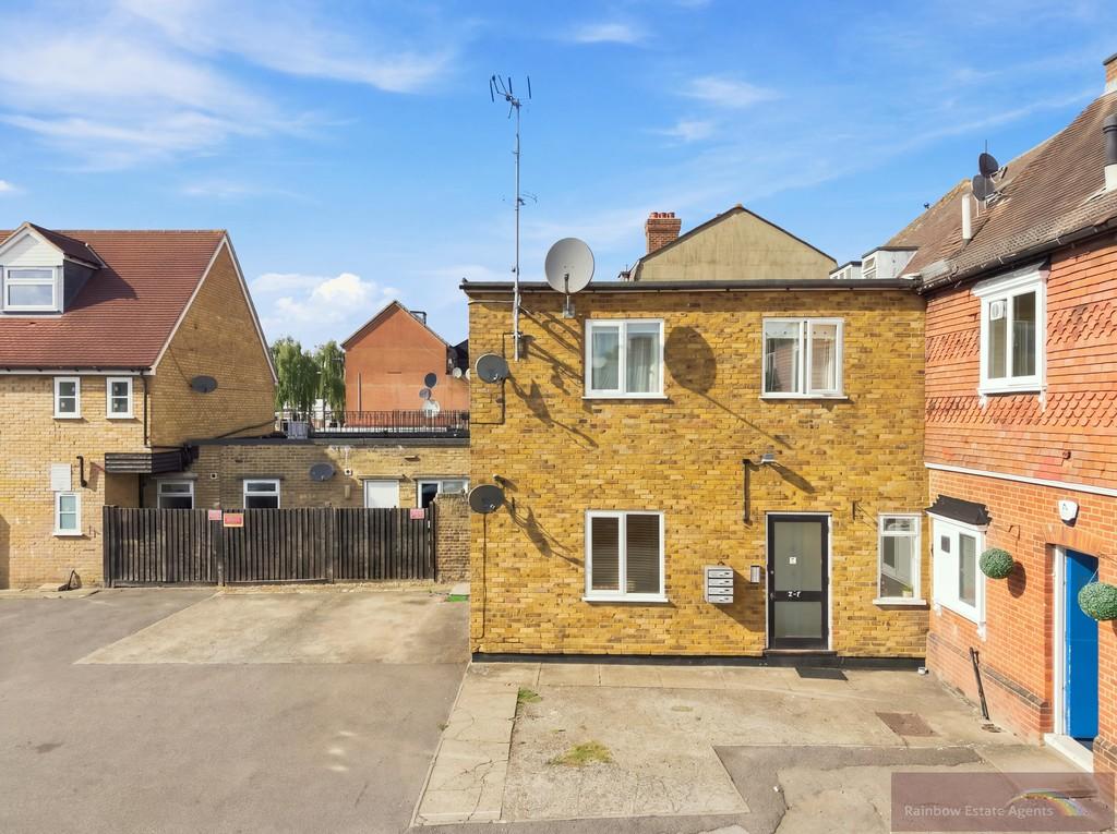Detached house exterior, driveway