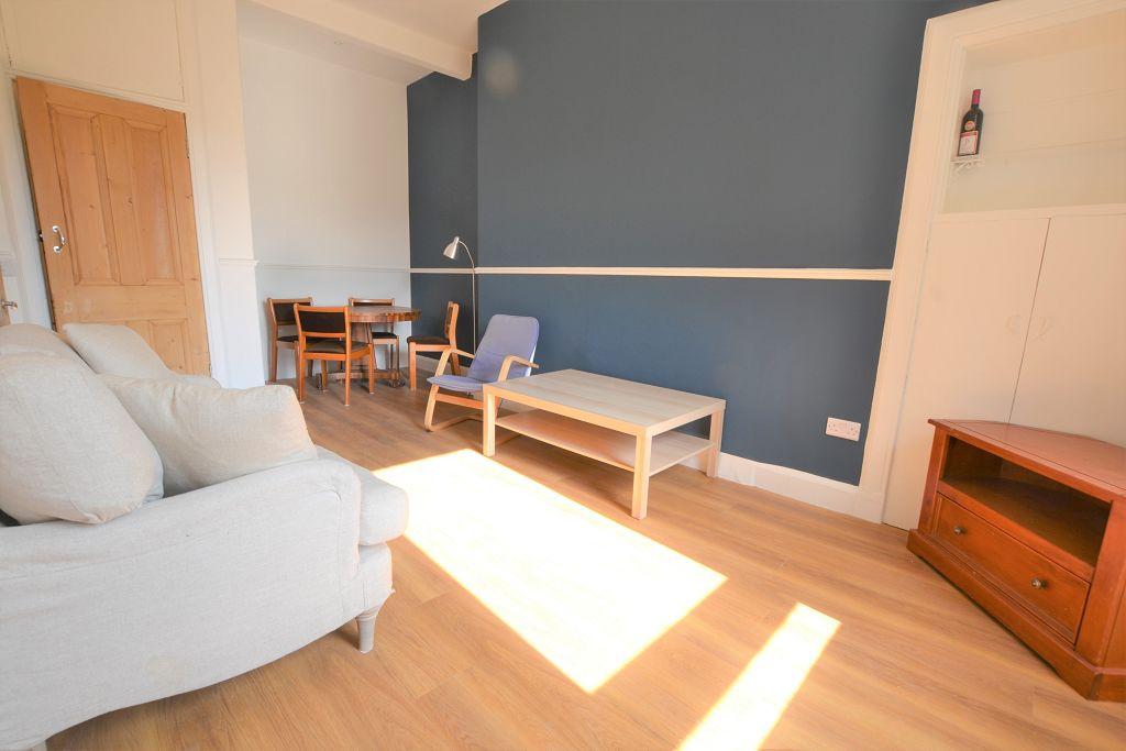 Lorne Street, Edinburgh Available 8th April 2 bed flat £1,050 pcm (£