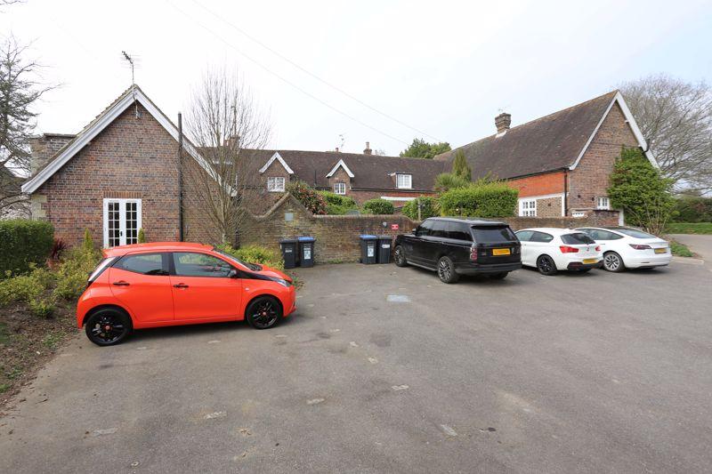 Ockenden Courtyard, Cuckfield 2 bed apartment £1,495 pcm (£345 pw)