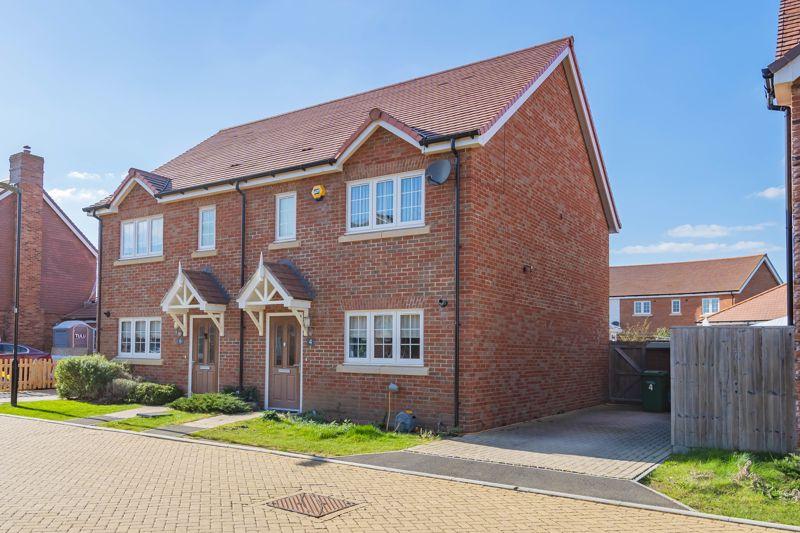 Walnut Way, Drayton 3 bed semidetached house for sale £385,000