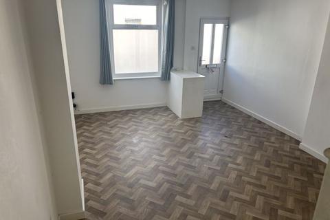 3 bedroom terraced house to rent, Cobden Street, Gosport PO12