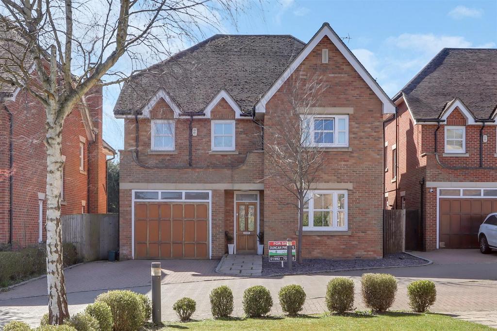 Highfield Drive, Uxbridge 5 bed detached house £1,395,000