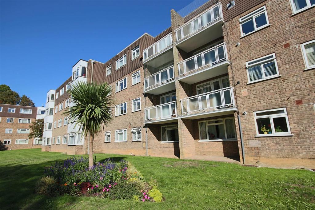 London Road, Brighton 2 bed flat £1,295 pcm (£299 pw)