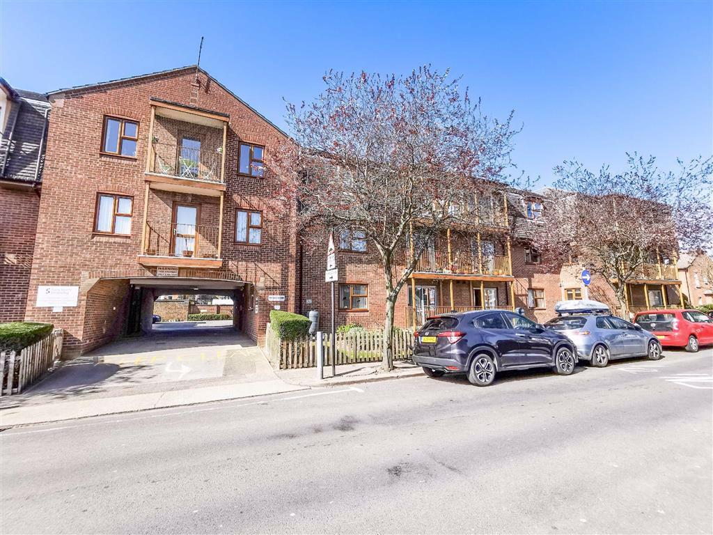 Portchester Court, LeighOnSea, Essex 2 bed retirement property £170,000