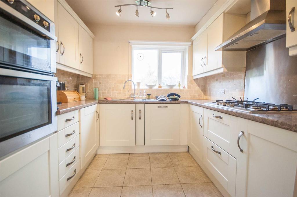 Totnes Walk, Old Springfield, Chelmsford 3 bed semidetached house £420,000
