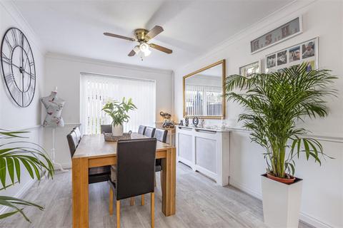 23 Brookhurst Road, Addlestone, KT15 1LP