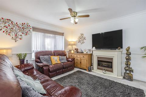 23 Brookhurst Road, Addlestone, KT15 1LP