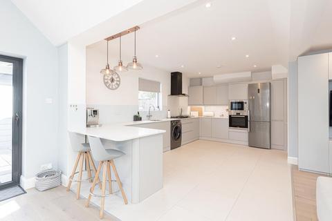 2 Horsley Close, Epsom, KT19 8HB