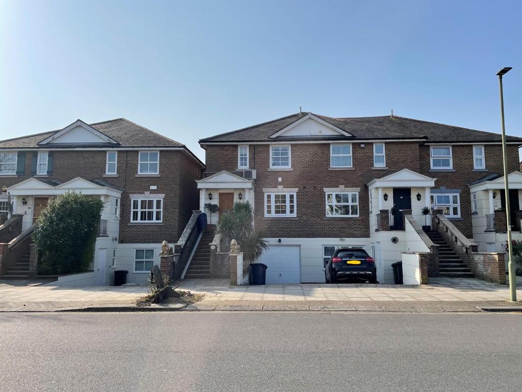 Park, Mill Hill, NW7 4 bed townhouse £2,750 pcm (£635 pw)
