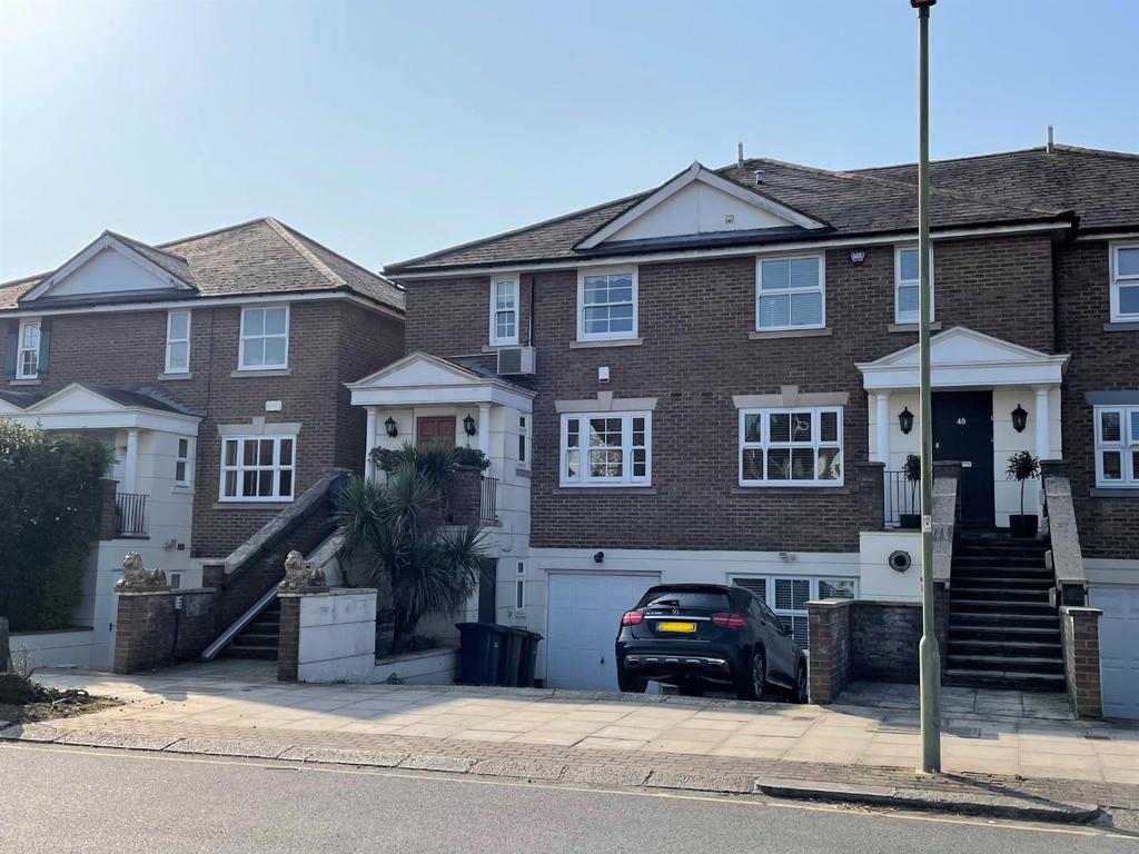 Park, Mill Hill, NW7 4 bed townhouse £2,750 pcm (£635 pw)