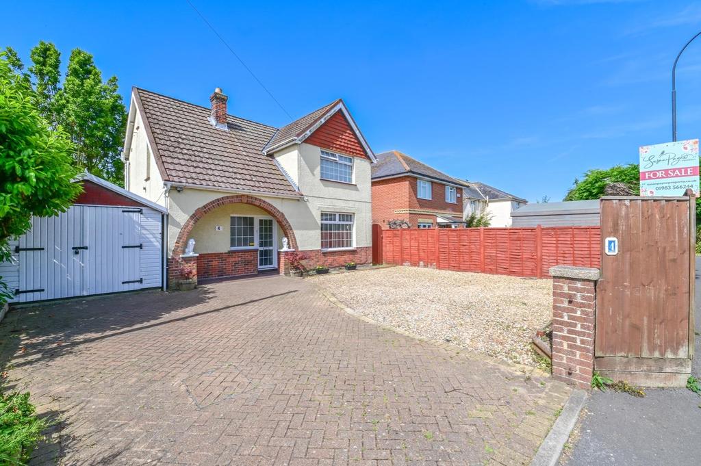 Nodes Road, Cowes 3 bed detached house £500,000