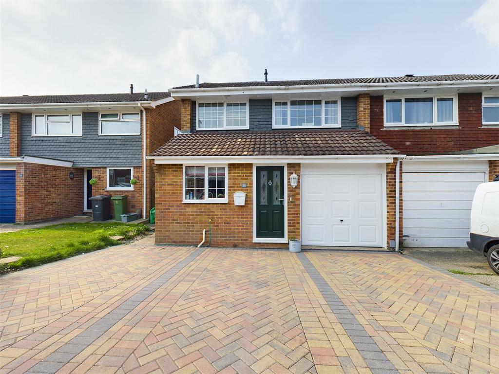 Coates Close, Basingstoke 3 bed semidetached house £385,000