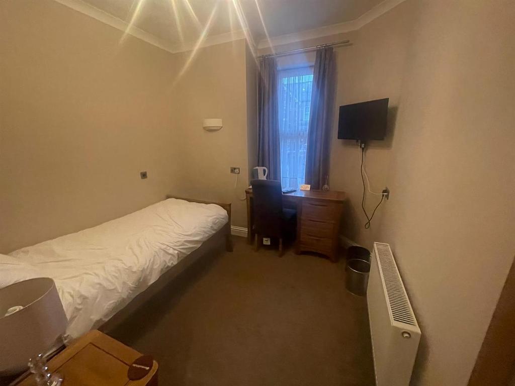 Fairfields Road, Basingstoke 1 bed in a house share £700 pcm (£162 pw)
