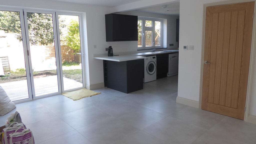 Upper Paddock Road, Watford WD19 2 bed £1,600 pcm (£369 pw)