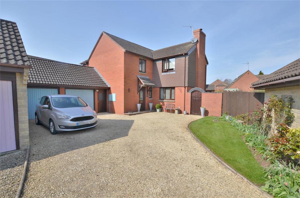 Tangmere Close, Bicester 4 bed detached house £500,000