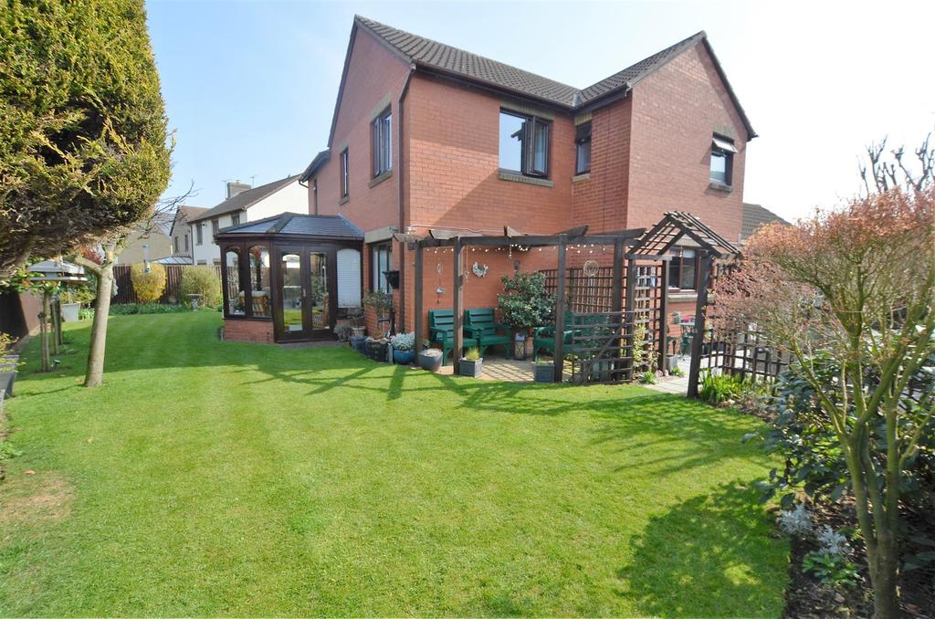 Tangmere Close, Bicester 4 bed detached house £500,000