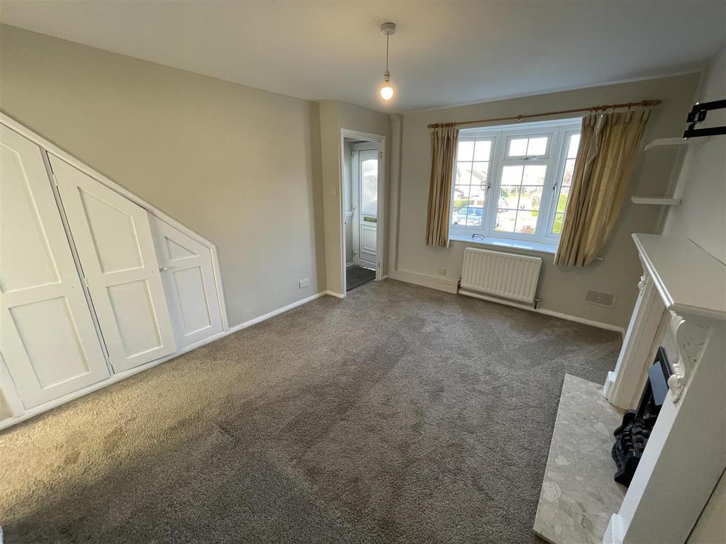 Kemble Drive, Shrewsbury 2 bed semidetached house £850 pcm (£196 pw)