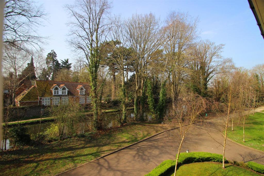 Wharf Way, Hunton Bridge 3 bed duplex £400,000