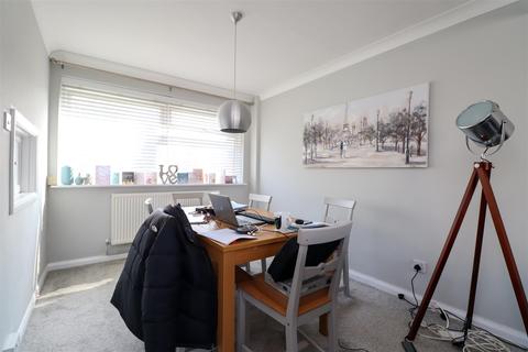 Flat 12, Windsor Court York Close, Horsham, RH13 5PH