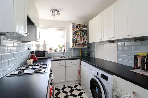 Flat 12, Windsor Court York Close, Horsham, RH13 5PH