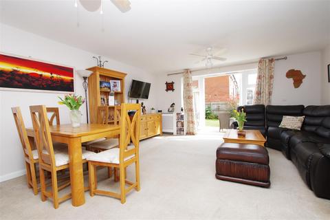 42 Charlesby Drive, Watchfield, Swindon, SN6 8RT
