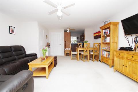 42 Charlesby Drive, Watchfield, Swindon, SN6 8RT