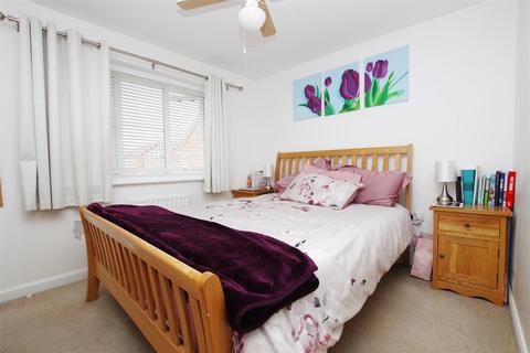 42 Charlesby Drive, Watchfield, Swindon, SN6 8RT