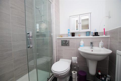 42 Charlesby Drive, Watchfield, Swindon, SN6 8RT