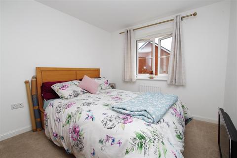 42 Charlesby Drive, Watchfield, Swindon, SN6 8RT