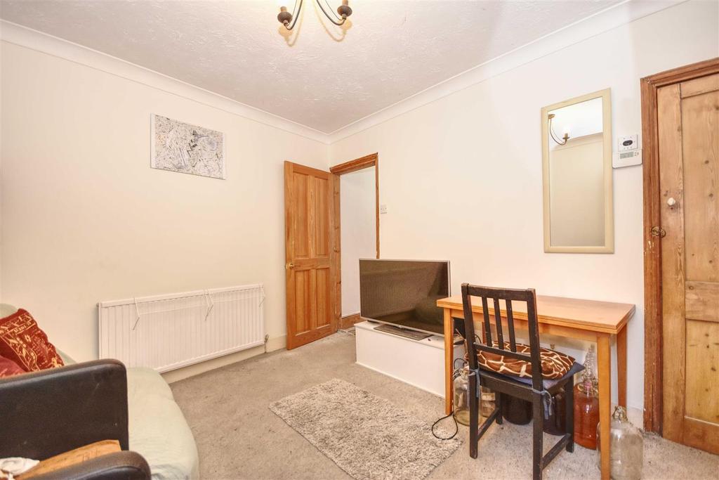 Mill Road, Sturry, Canterbury 3 bed end of terrace house £250,000