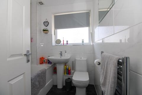 84 Aire Grove, Yeadon, Leeds, LS19 7TY