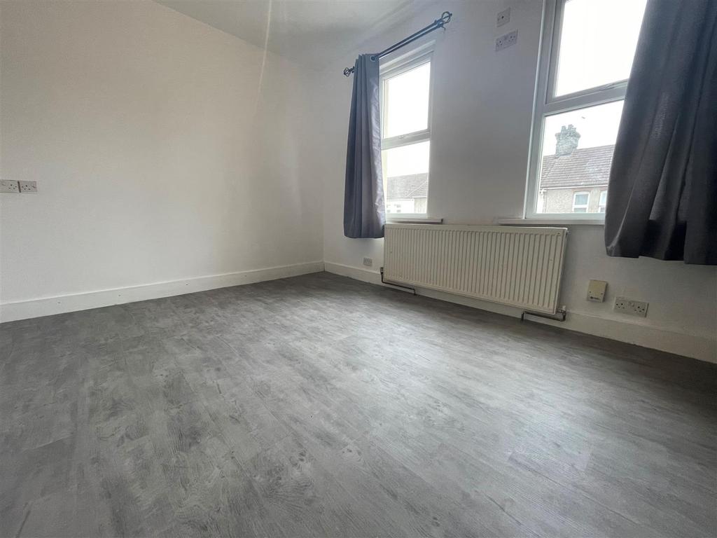 Parker Road, Grays 2 bed terraced house £1,150 pcm (£265 pw)