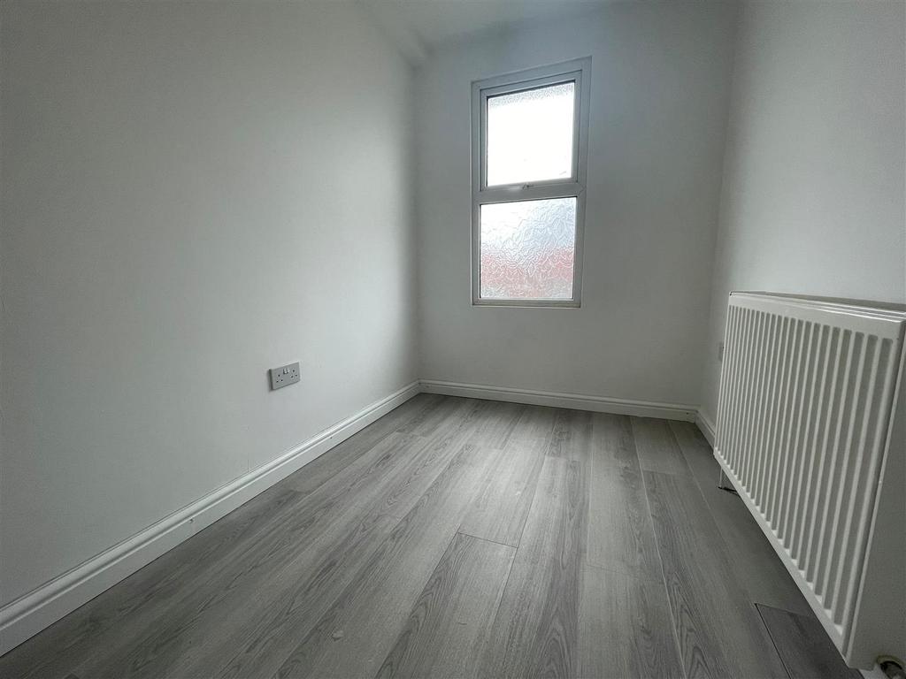 Parker Road, Grays 2 bed terraced house £1,150 pcm (£265 pw)
