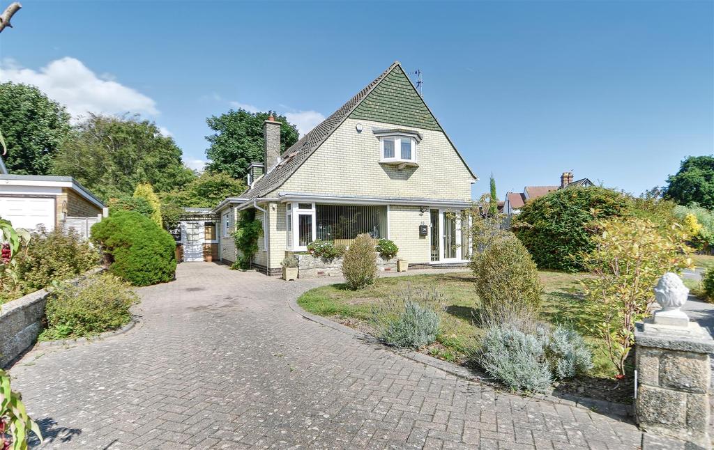 Grazebrook Close, Cooden, BexhillOnSea 3 bed detached house for sale